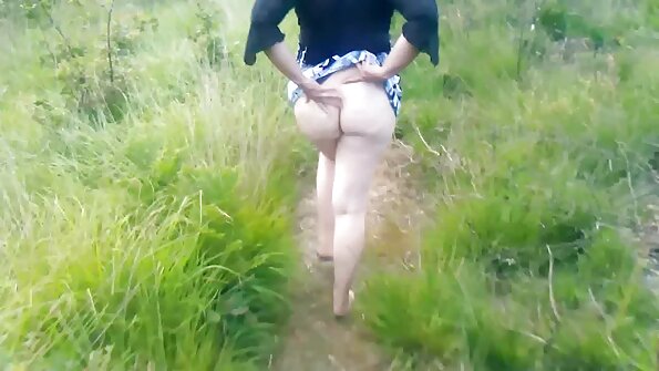 Zazakely slutty teo am-pandriana miaraka amin'ny bandy telo manenjika ny lavaka mafy