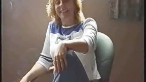 Slutty brunette dia maka dick lehibe raha ny lehilahy dia mijery